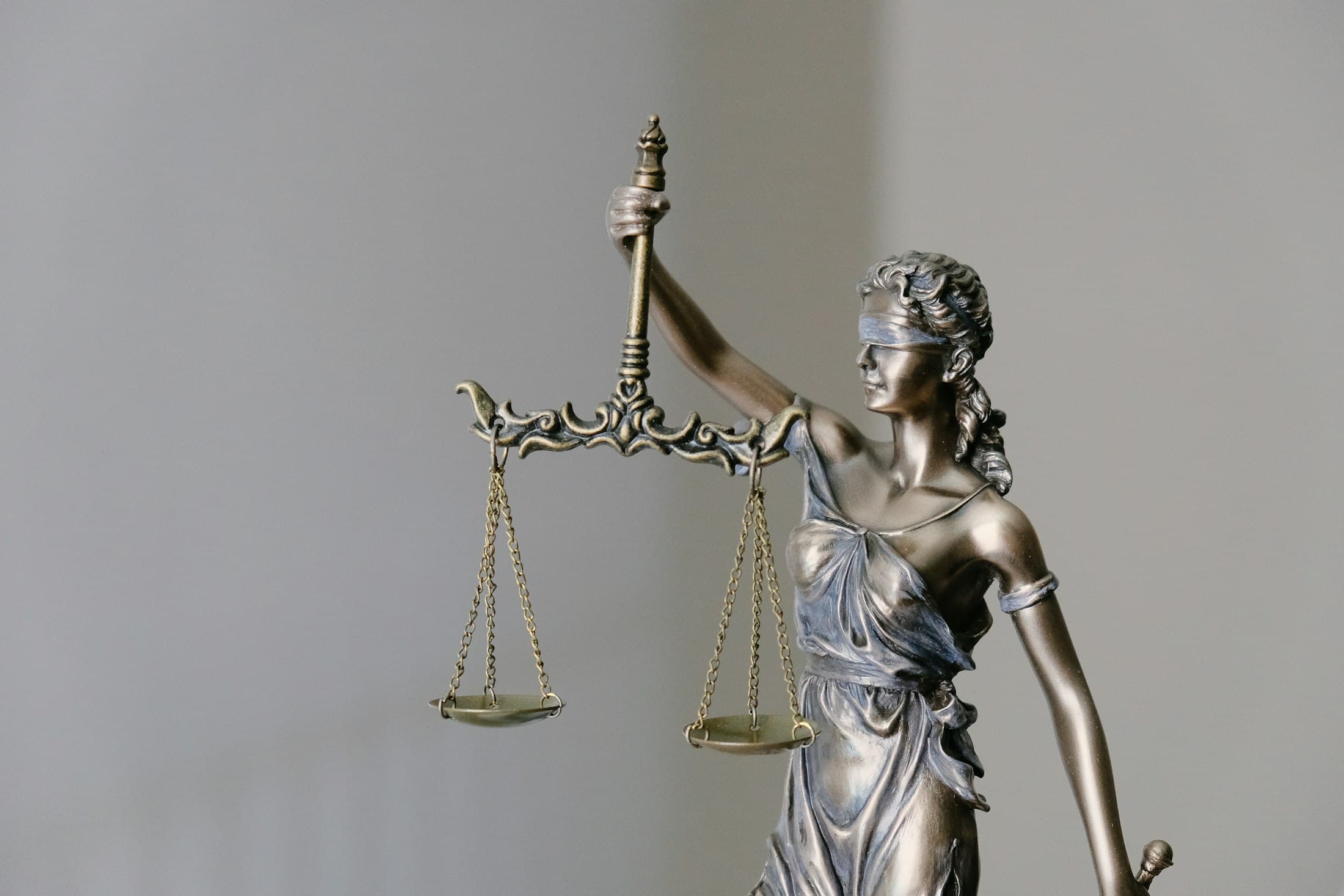Estátua da justiça em preto e branco